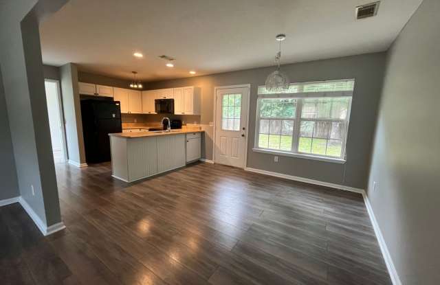 Three bedroom, two bathroom house in Pembroke photos photos