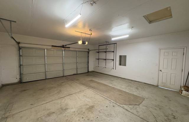 NW Visalia Home with Spacious Yard Available Now! Gallery 3