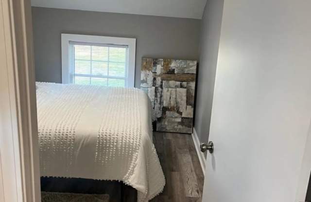 Room in 2 Bedroom Home at W Strickland St Gallery 3