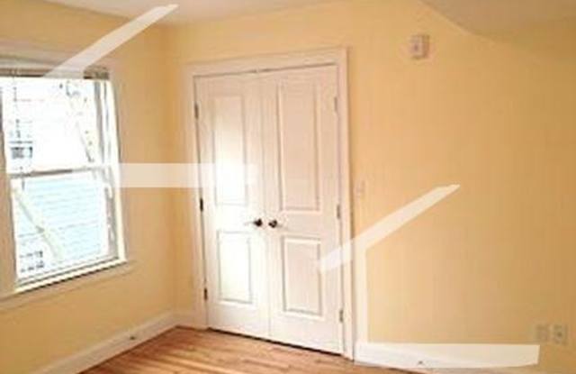 Nice 4 bed in Oak Square Gallery 4
