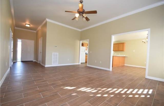 906  SW Navajo  DR Gallery 2