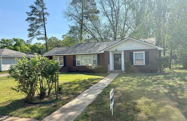 Now Available! Charming 3-Bedroom, 1-Bathroom Home in Decatur, AL photos photos