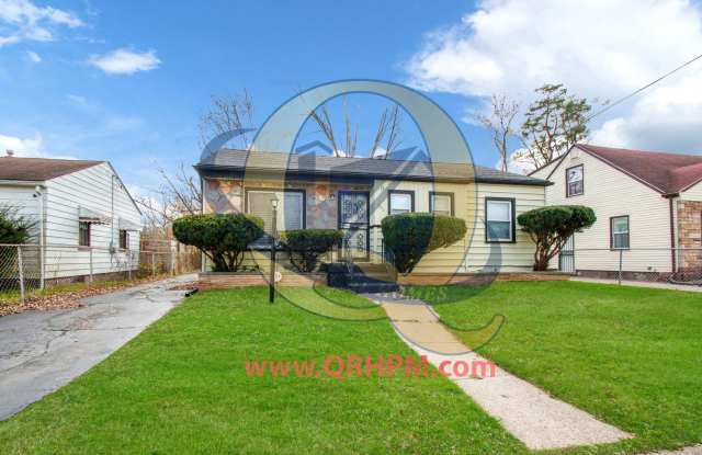Charming Flint Home - Available Now! 2 Weeks Free Rent! - 707 West Ridgeway Avenue, Flint, MI 48505