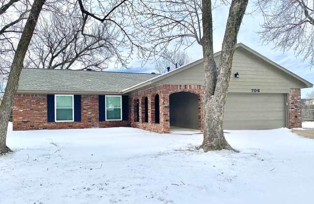 Freshly Updated! Roomy 3-Bedroom Home in Jenks - 706 North Fir Street, Jenks, OK 74037