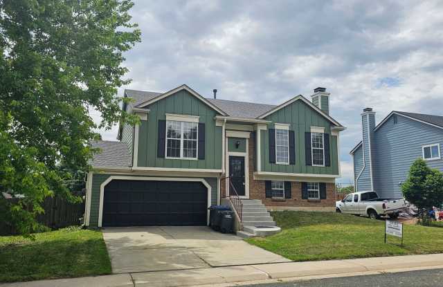 2 Bedroom Home with Large Yard - Close to Waneka Lake Park photos photos