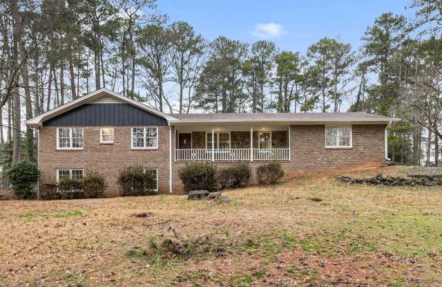 3 Bedroom 2 Bath Home w/ Massive Lot Gallery 1