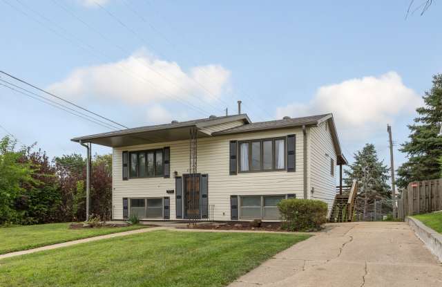 Split-Entry Home in La Vista! This 3-bedroom, 2-bathroom home photos photos