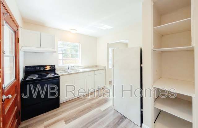 6135 Lynnwood Ave Unit B Gallery 2