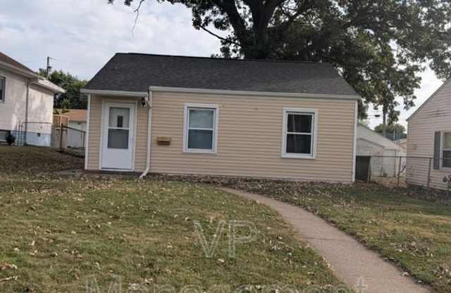 3221 Boies Ave - 3221 Boies Avenue, Davenport, IA 52802