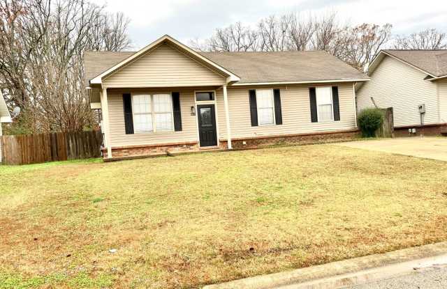 3 Bed / 2 Bath in Jonesboro Available Now! - 4801 Highland Park Circle, Jonesboro, AR 72401