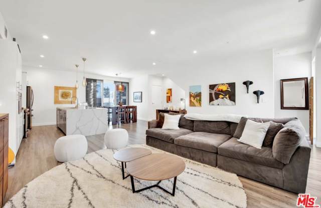 5422 Camellia Ave - 5422 Camellia Avenue, Los Angeles, CA 91601