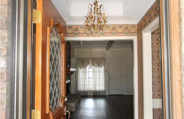 1900 Kensington Drive Gallery 2