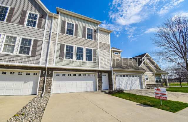 2 Bedroom, 2 1/2 Bath Townhome in Urbandale with a 2-Car attached garage photos photos