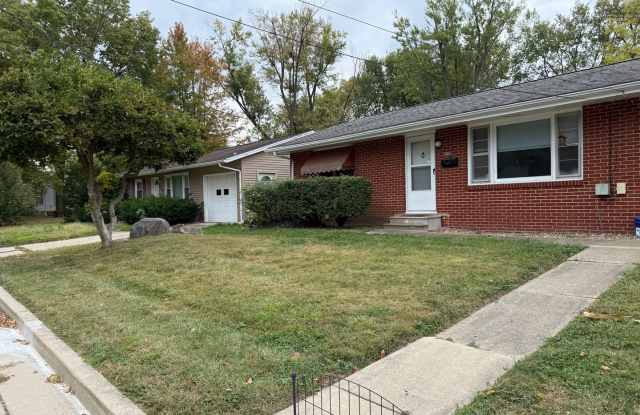 Extremely sharp, clean and roomy 2 BR Duplex in great location in Normal photos photos
