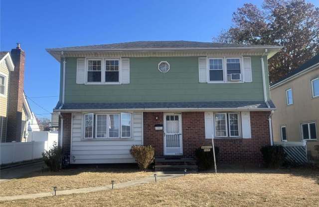 197 Cushing Avenue - 197 Cushing Avenue, Williston Park, NY 11596
