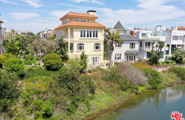 5003 ROMA Court Gallery 4