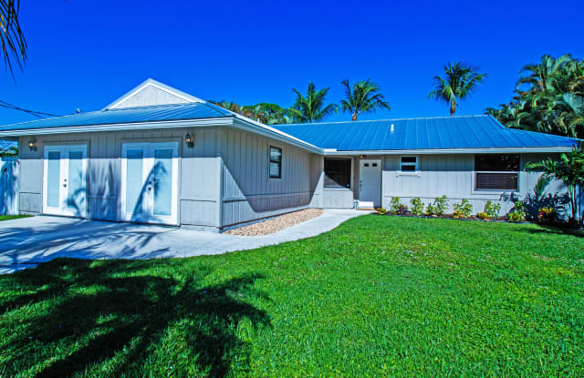 8285 SE Pinehaven Avenue - 8285 Southeast Pinehaven Avenue, Martin County, FL 33455