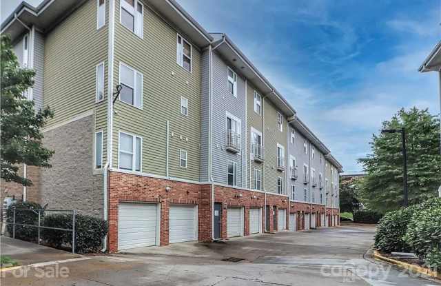 Room in 2 Bedroom Home at Donatello Ave Gallery 3