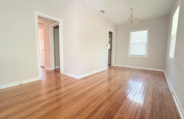 606 Collins Drive Gallery 4