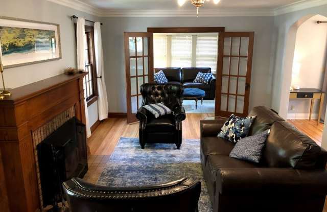 Charming Tudor 3 Blocks From Mayo Gallery 4