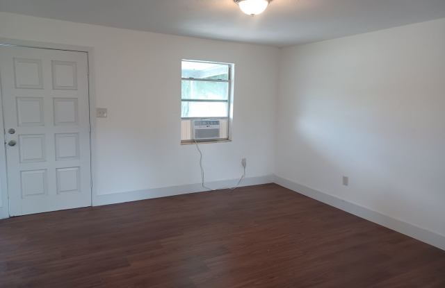 Newly Remodeled:  3 Bedroom / 1 Bathroom LARGE FENCED YARD Gallery 3