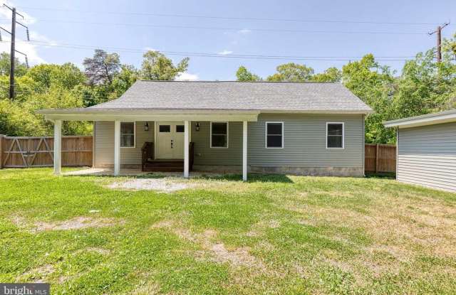 Beautifully remodeled 2bd 2bth cottage tucked away in a private setting! photos photos