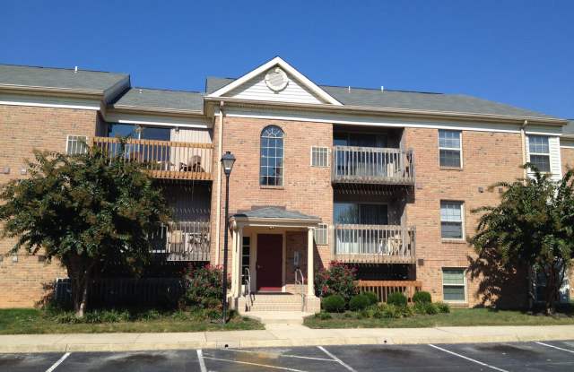 Condo Available in Essex! - 8 Cloverwood Court, Essex, MD 21221