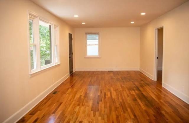 FOR RENT  1420 S Kilbourne Rd Gallery 4