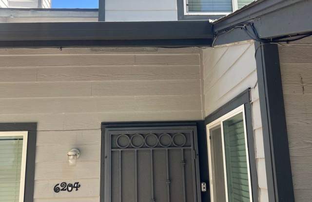 NICE 3 BEDROOM, 2.5 TOWNHOUSE W/ 2 CAR GARAGE!! photos photos