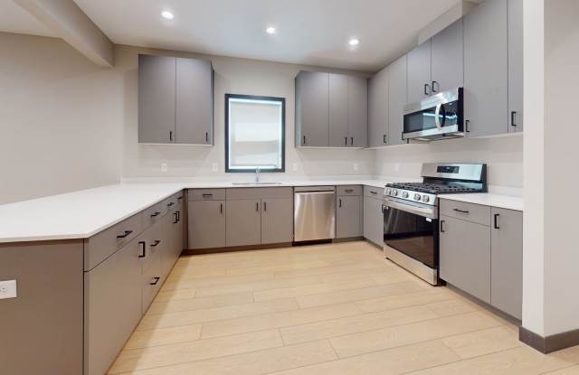 Modern 8-bedroom 3-bath house close to U of M Campus Gallery 3