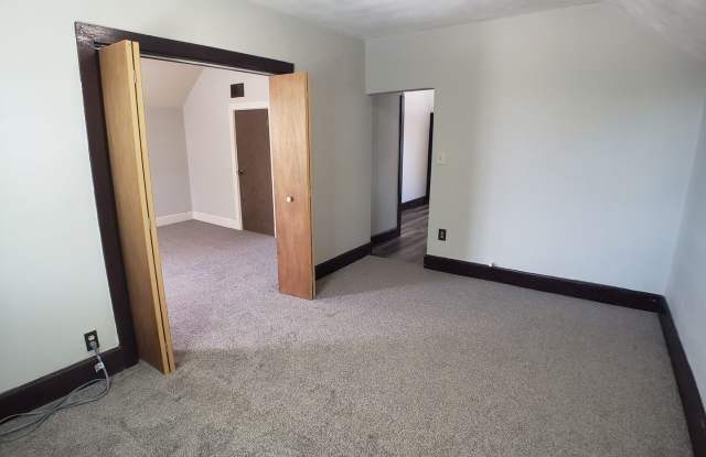 Cozy 2 Bedroom 1 bath Upstairs with Garage Gallery 2