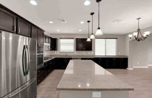 GORGEOUS SINGLE STORY HOME LOCATED IN TUSCANY COMMUNITY*TONS OF UPGRADES*3 LARGE BEDROOMS*OPEN FLOORPLAN* photos photos