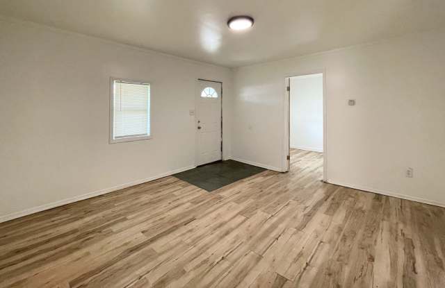 Spacious 2-Bed 1-Bath House Gallery 4