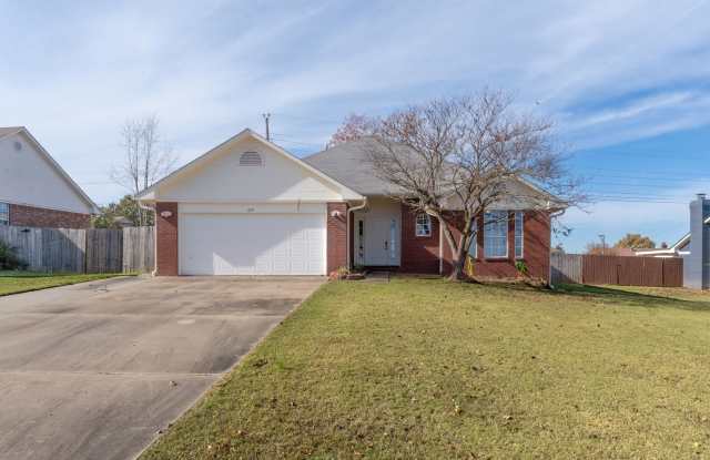 * Move-In Special * Gorgeous 3 Bed / 2 Bath Brick Home in Greenwood - 695 Mount Harmony Road, Greenwood, AR 72936