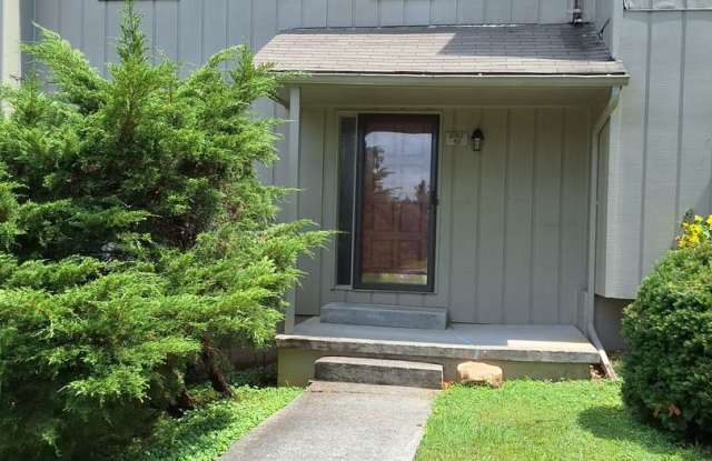 West Knoxville 37923 - 3 bedroom, 2.5 bath condo - Call Sharon Arnwine (865) 313-7215 photos photos