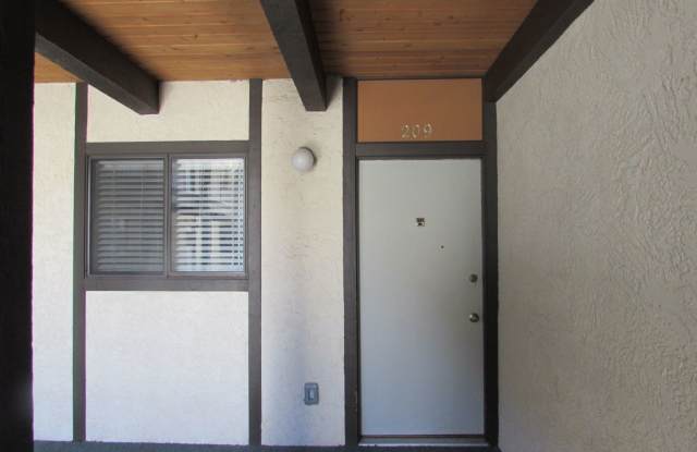 Cozy 2 Bed 1 Bath Lakeside Drive Condo Gallery 1