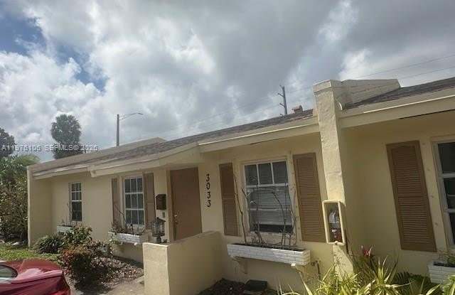 3033 NW 68th St photos photos