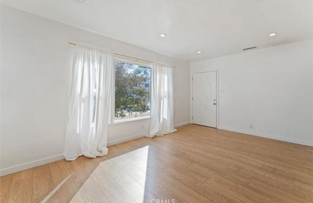 4915 Hesperia Avenue Gallery 4