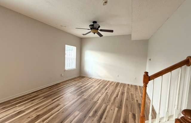 Beautifully Renovated 3 Bedroom 2.5 Bath Townhome with Garage! Pet Friendly! Gallery 4