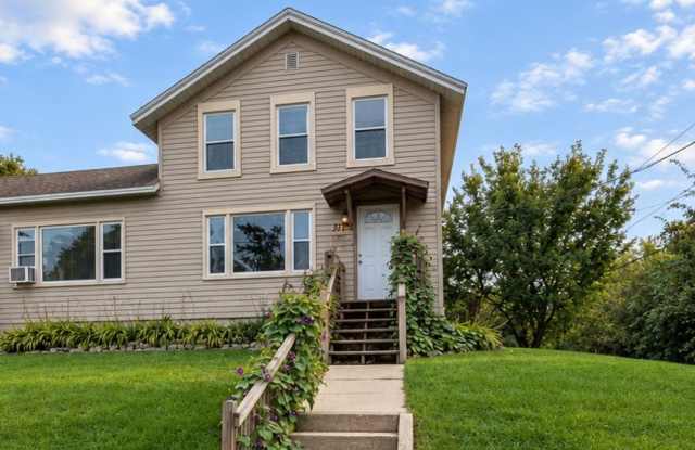 Spacious 3-Bedroom Home with Hardwood Floors & Large Bedrooms Gallery 1