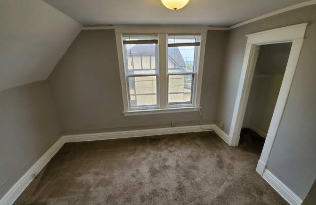 AVAILABLE JUNE - Great 3 Bed 1.5 Bath Near Portland Square - 518 North 10th Avenue East, Duluth, MN 55805