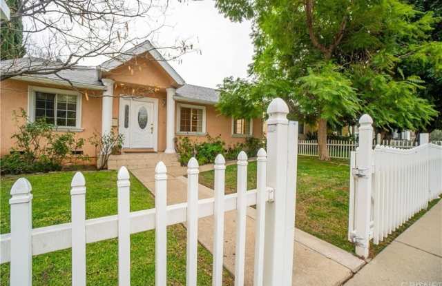 5676 Lindley Avenue Gallery 2
