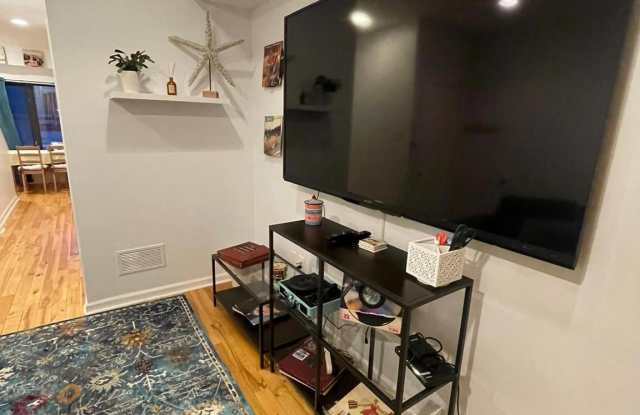 217 W GIRARD Avenue Gallery 4