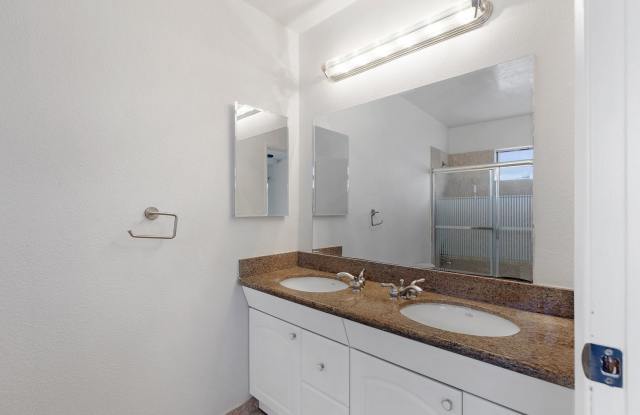 Gorgeous 4-Bedroom Pool Home South of the Boulevard photos photos