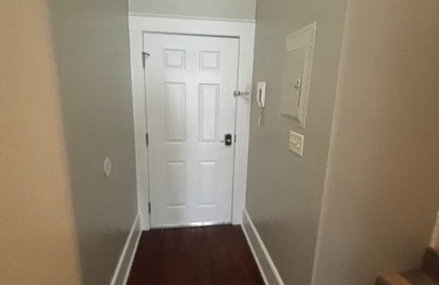 Cute Upstairs Down Town Apartment! Gallery 4