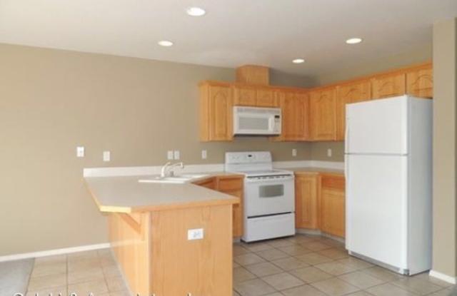 2 bedroom 2.5 bath townhouse in Pasco! BONUS OFFICE! Gallery 3