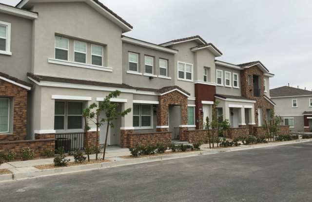 2 Bedroom Townhome in The Brownstones! - 7580 Nicklin Street, Las Vegas, NV 89143