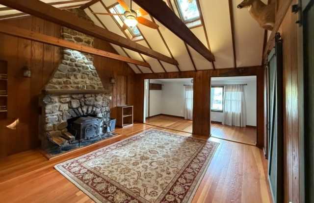 2209 Lakeside Dr W Gallery 1