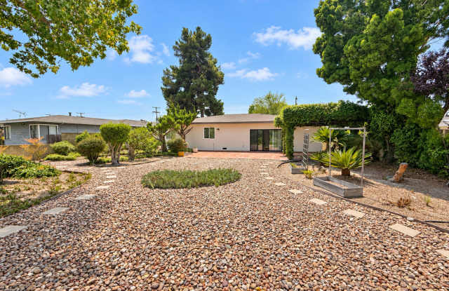 Minutes from Campus with Scenic Overlook Views! 6 Bed! Gallery 1