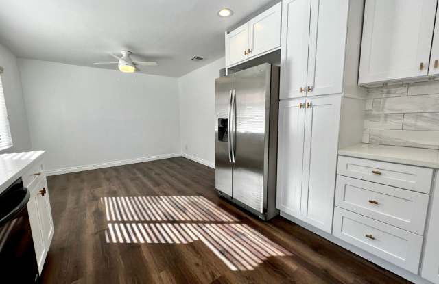 Gorgeous 2 Bedroom 2 1/2 Bath Condo With a Spacious Layout in Canoga Park! Gallery 4